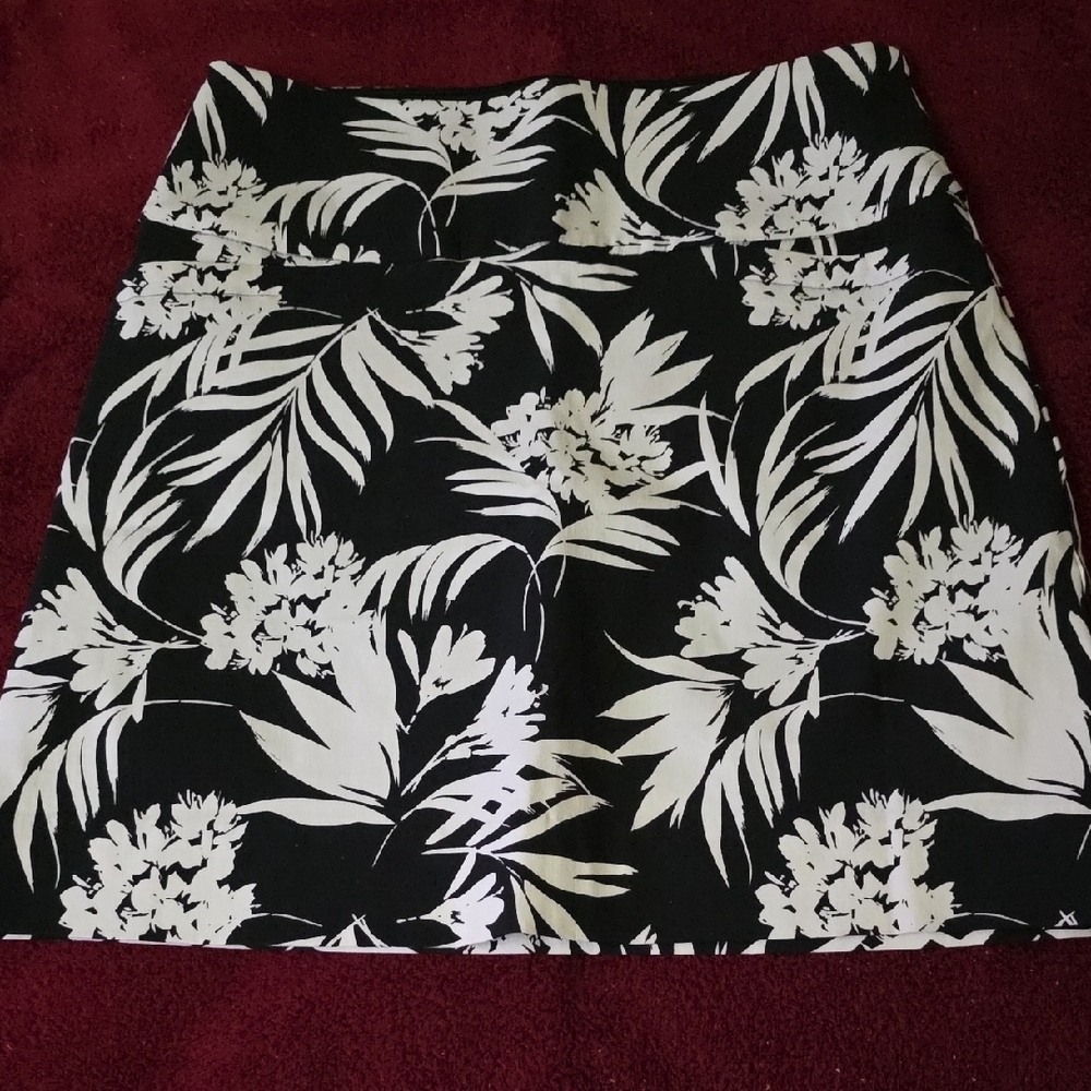 Tropical Black and White Mini A-line Skorts for Casual Wear Size S